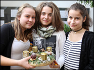 11. 21. Adventi koszorúk készülnek
